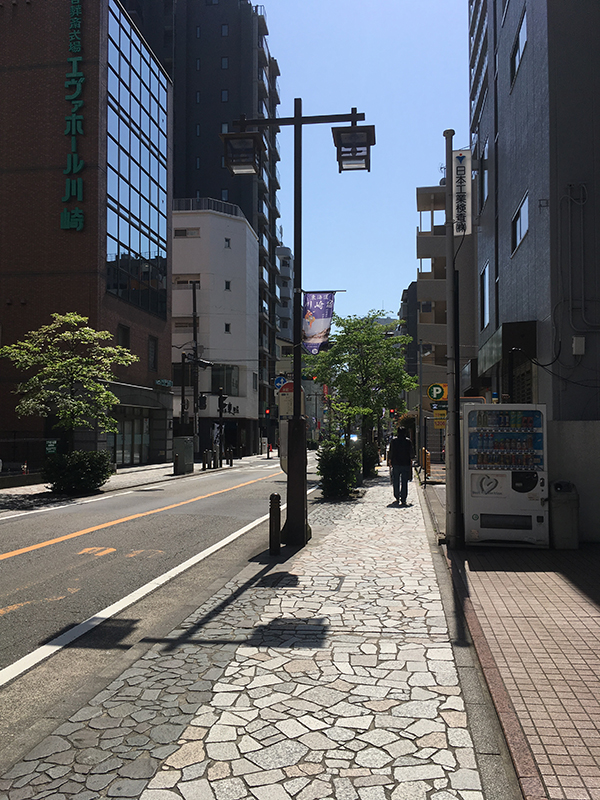 image of a street in Kawasaki with a vending machine